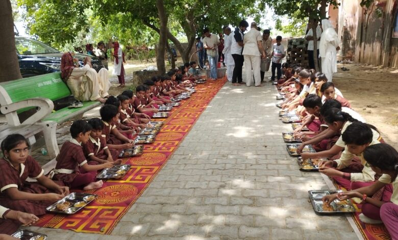 घिराइया बंसल परिवार ने कन्या गुरुकुल की छात्राओं को करवाया भोजन, गांव के मंदिर राधा-कृष्ण की मूर्ति की स्थापना की 8 Photo 2